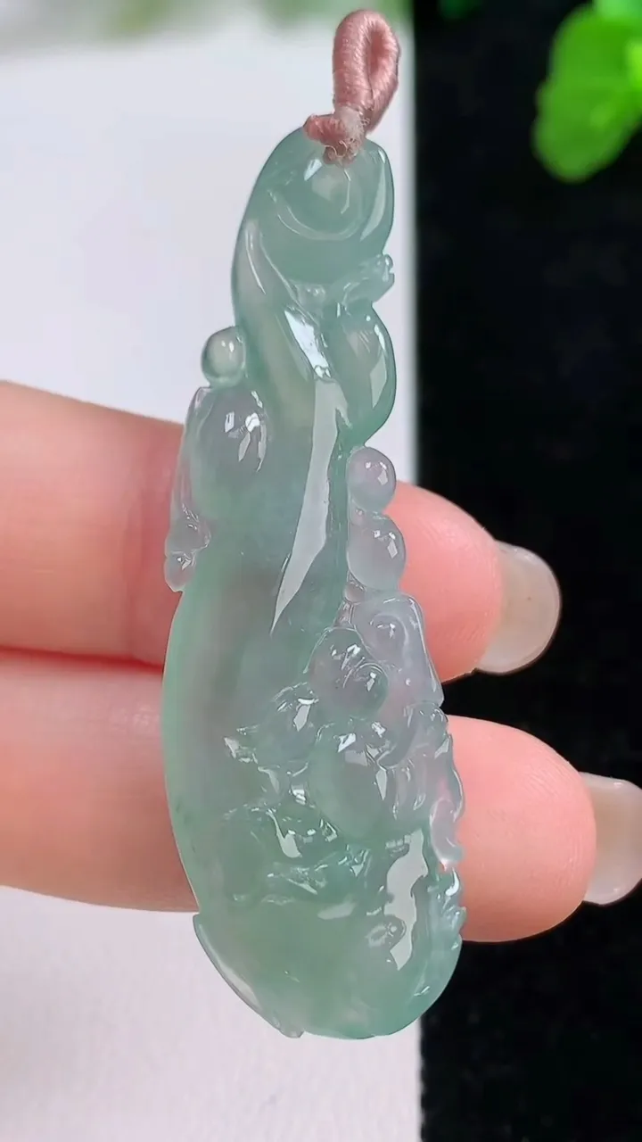 天然A货翡翠如意吊坠，尺寸53.2-16.4-5.2，重量:7.95g
8月26日