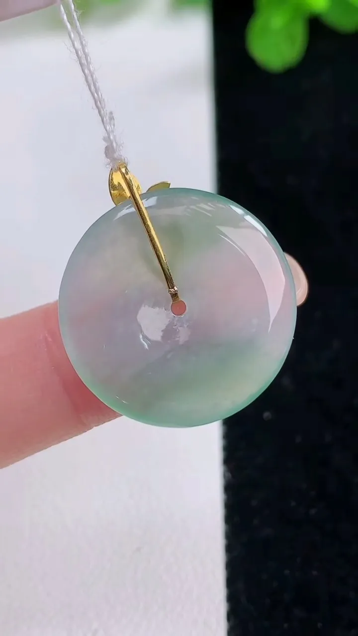 天然A货翡翠平安扣吊坠，尺寸22-3.2，重量:3.65g
8月26日