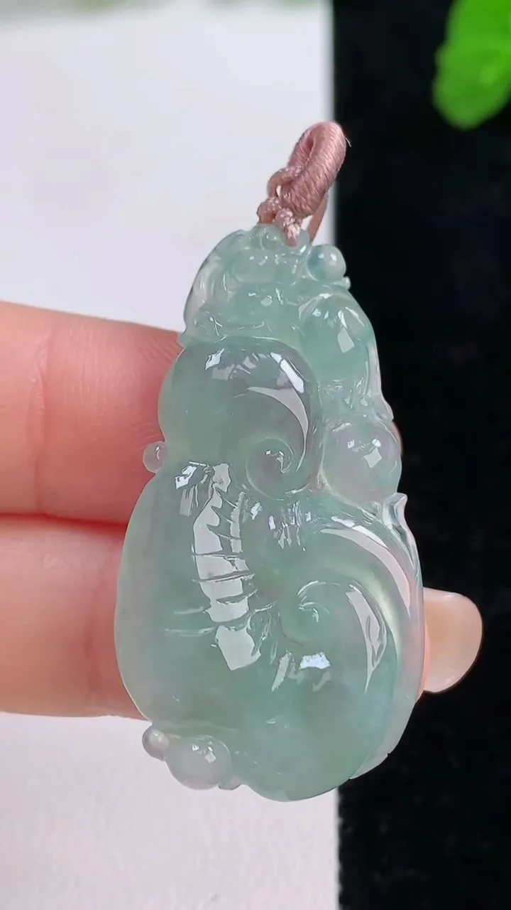 天然A货翡翠如意吊坠，尺寸41-21.2-5，重量:7.15g
8月26日