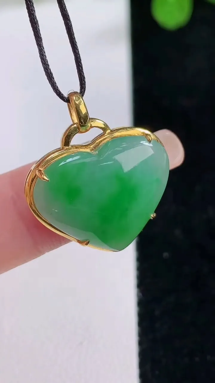 天然A货翡翠爱心吊坠，尺寸20-21-6，裸石16-19.3重量:3.56g
8月26日