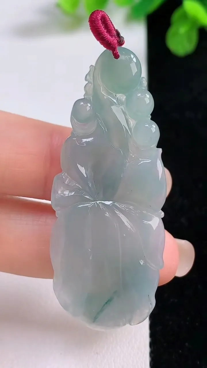 天然A货翡翠飘花莲蓬吊坠，尺寸53.7-21.6-6.3，重量:11.89g
8月26日