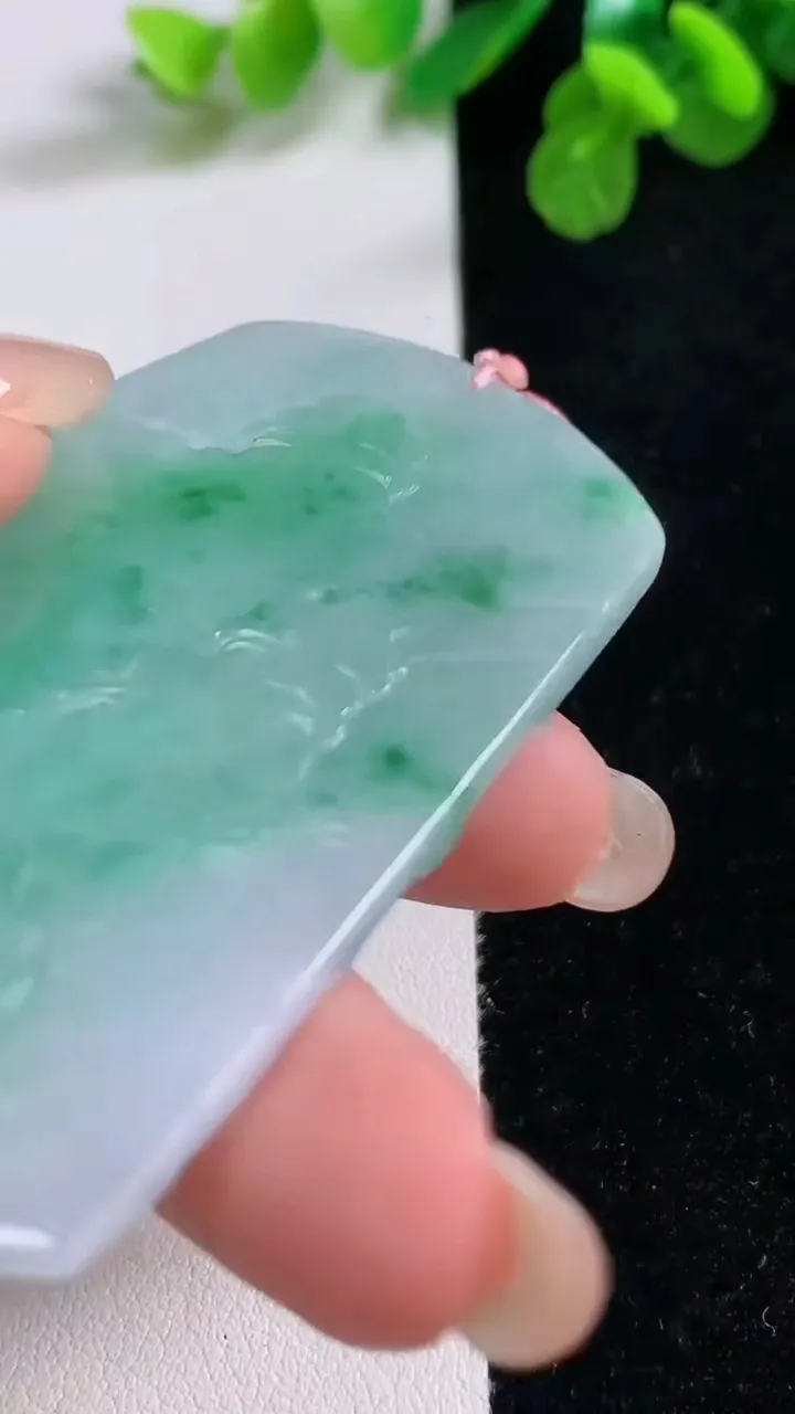 天然A货翡翠山水牌吊坠，尺寸67.3-45.2-6.2，重量:41.70g
8月26日