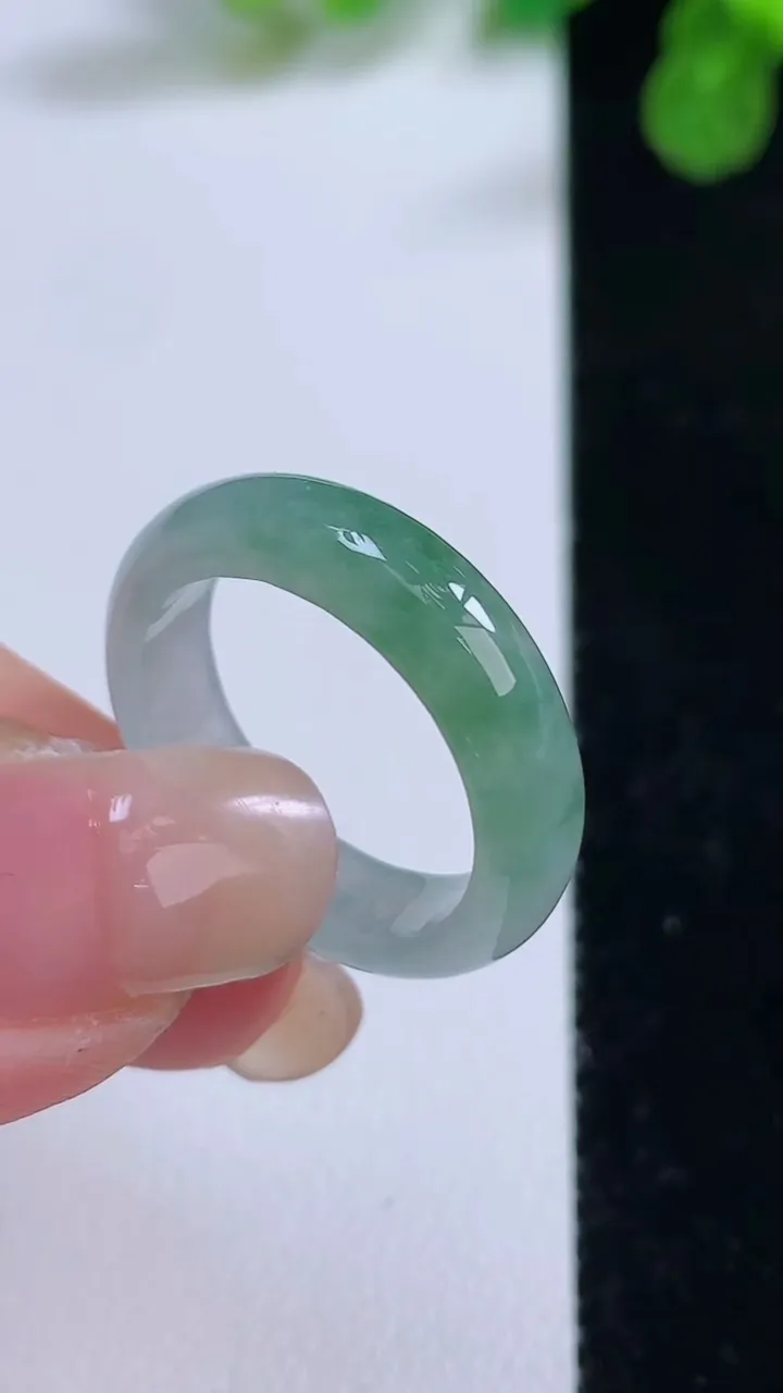 天然A货翡翠戒指指环，尺寸19-5.7-3，重量:3.47g2025年8月26日
工厂直销收藏佳品,种好水足，色泽均匀，有种有色，上手高大气！