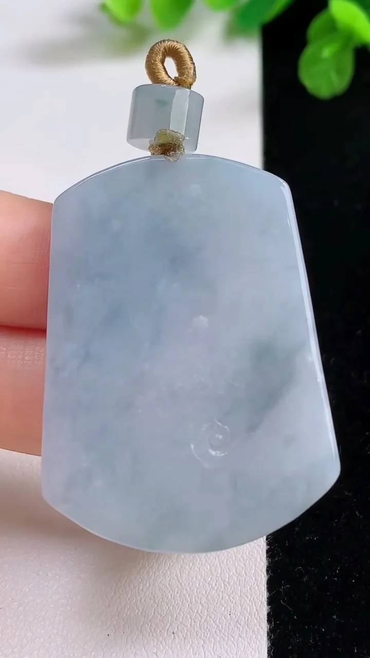天然A货翡翠紫罗兰复古龙牌吊坠，尺寸45-33.5-5.3，重量:22.36g
8月26日