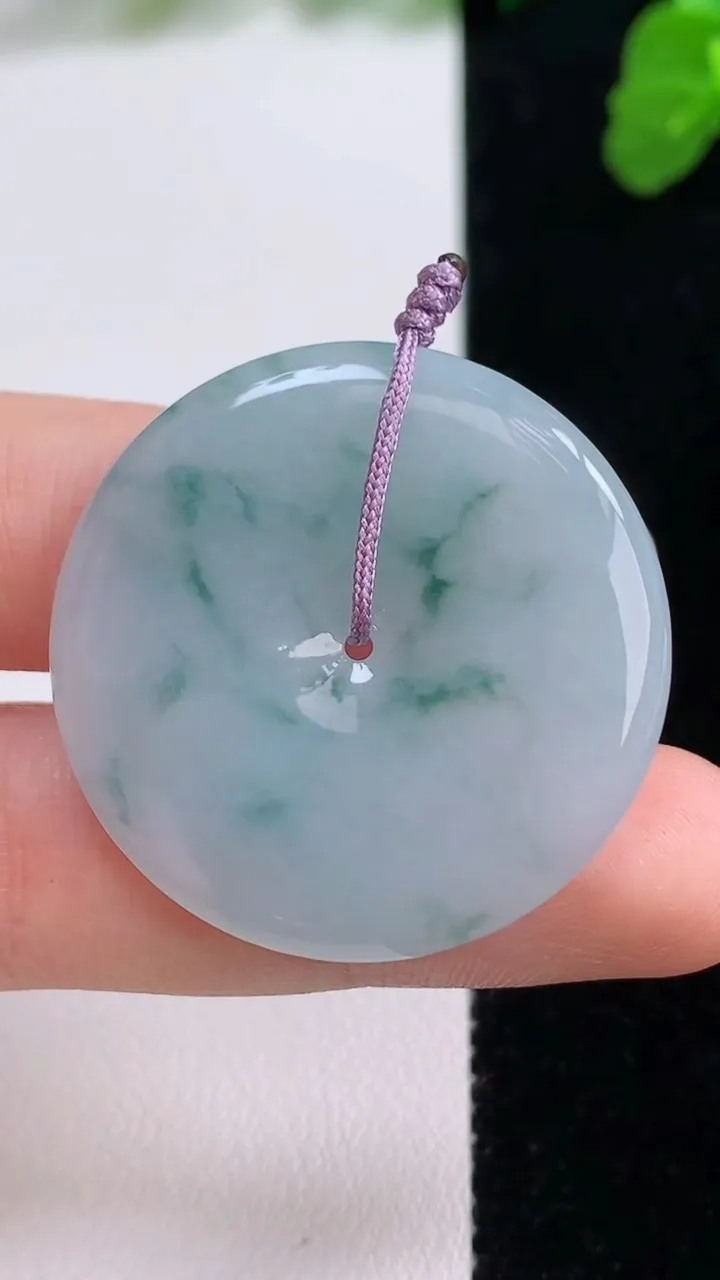 天然A货翡翠飘花平安扣吊坠，尺寸33.2-4.3，重量:11.49g
8月26日