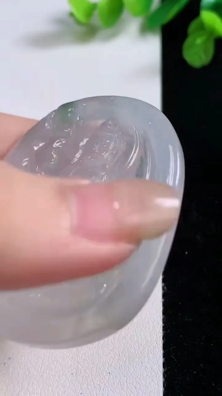 天然A货翡翠观音菩萨吊坠，尺寸54-46.5-5.1，重:26.27g
8月26日