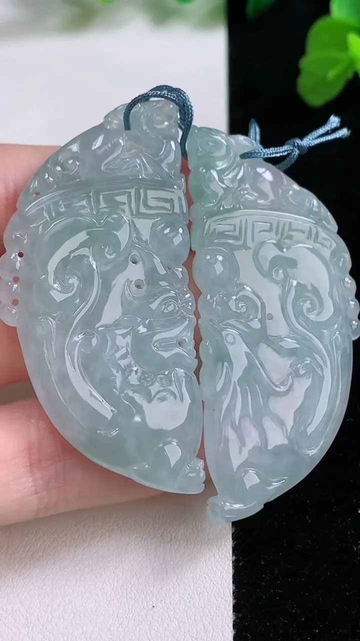 天然A货翡翠龙凤呈祥吊坠一对，尺寸54.3-24.5-5，重量:30.27g
8月26日