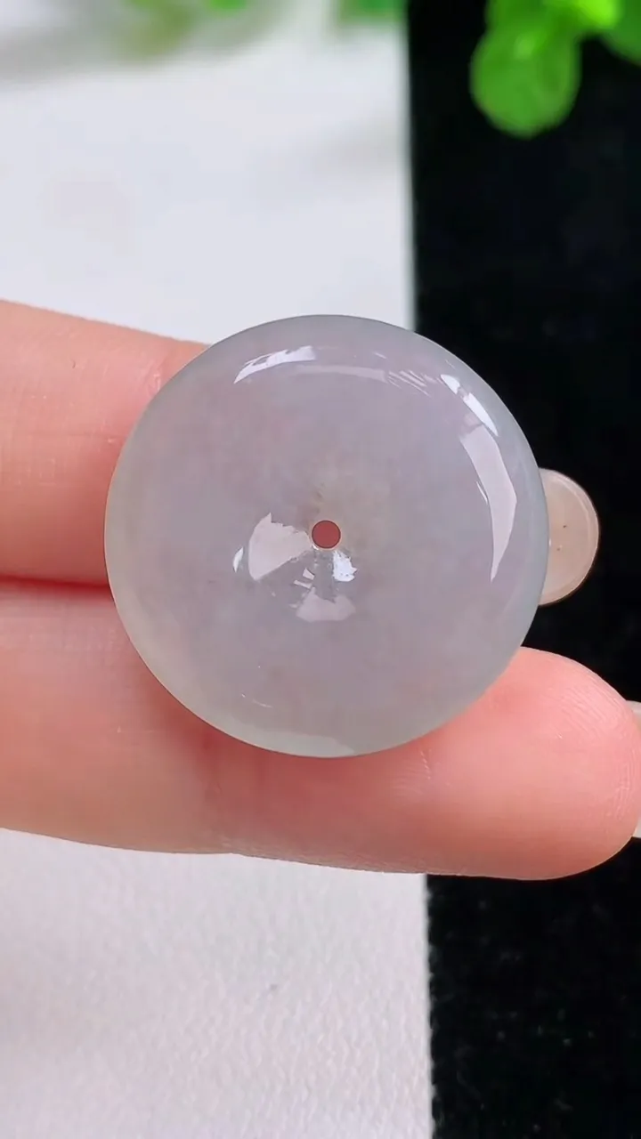 天然A货翡翠平安扣吊坠，尺寸24.2-5.2，重量:6.59g
8月26日