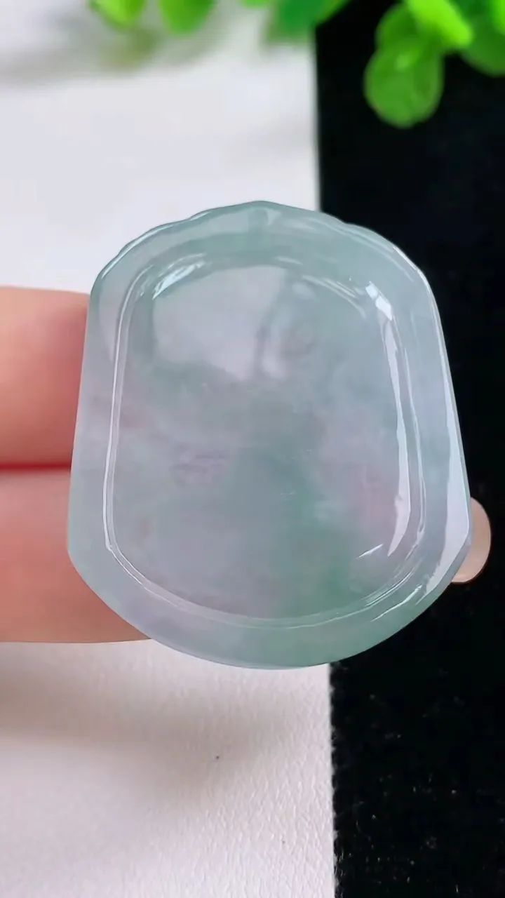 天然A货翡翠生肖鼠吊坠，尺寸39-33.3-4.8，重量:11.07g
8月26日