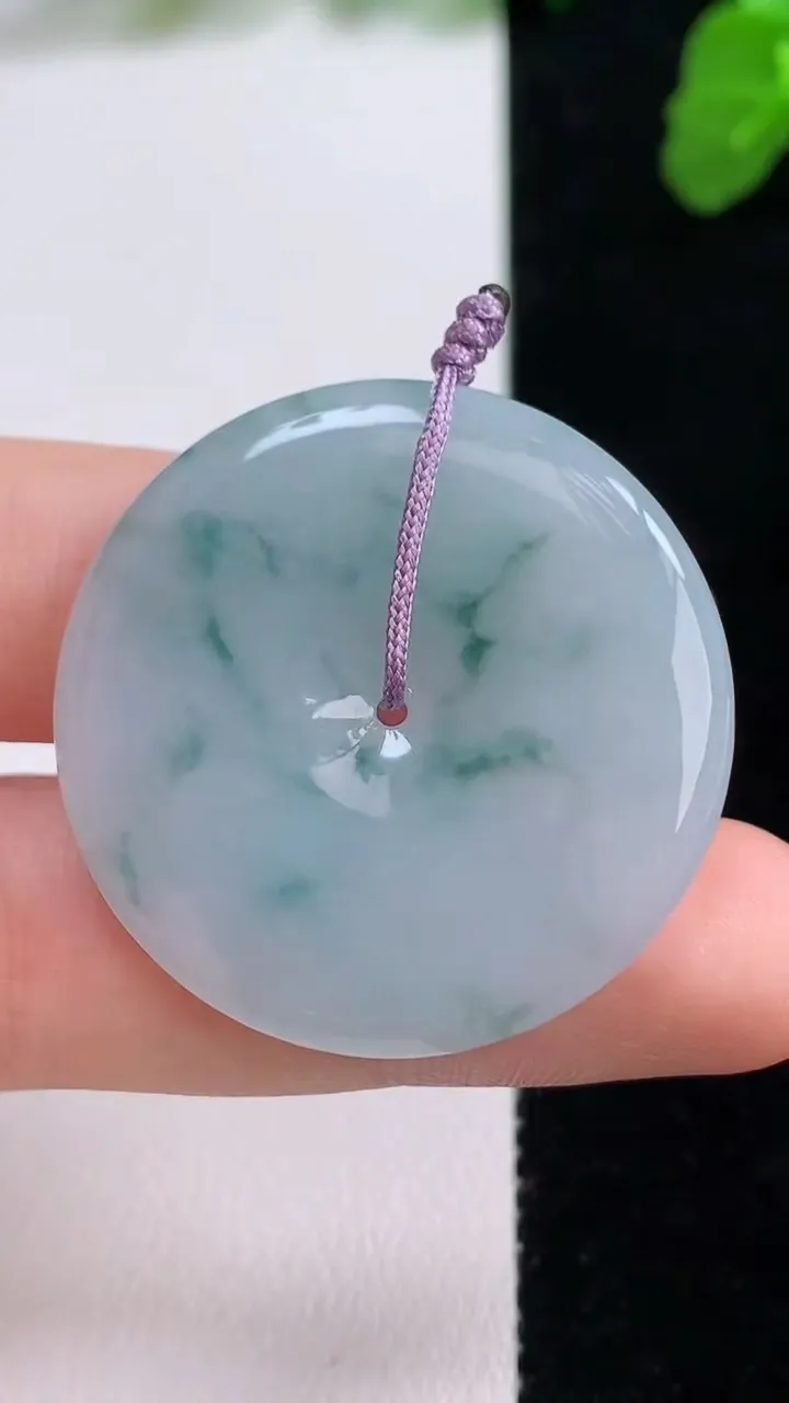 天然A货翡翠飘花平安扣吊坠，尺寸33.2-4.3，重量:11.49g
8月26日