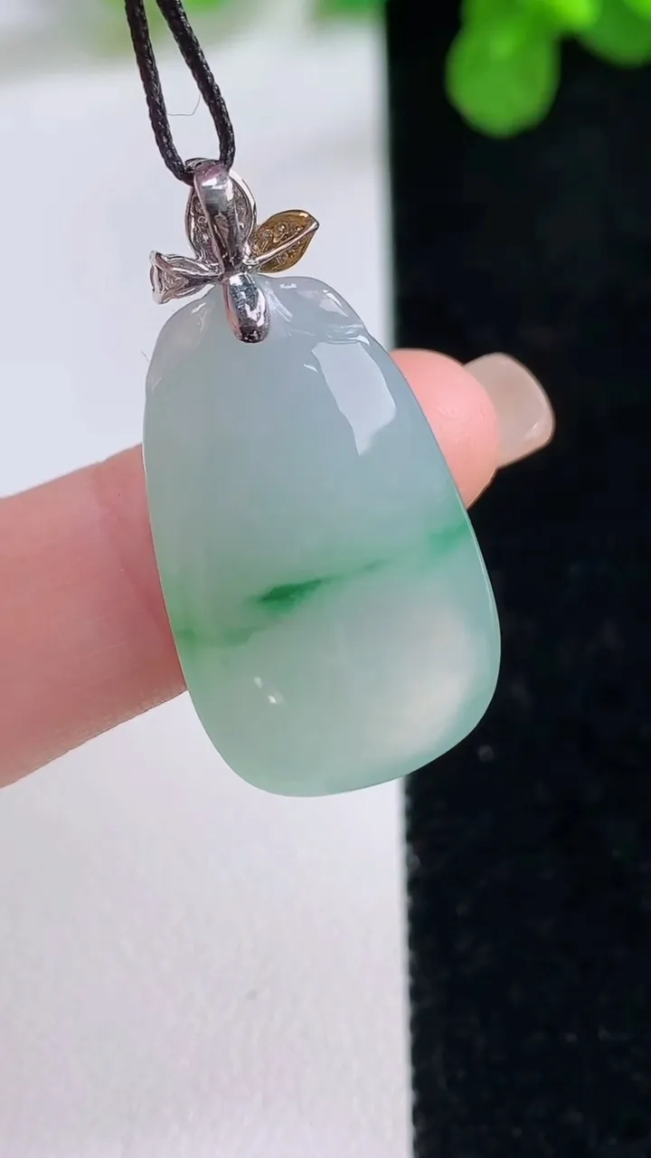 天然A货翡翠福瓜吊坠，尺寸26.6-16-7，重量:5.98g
8月26日