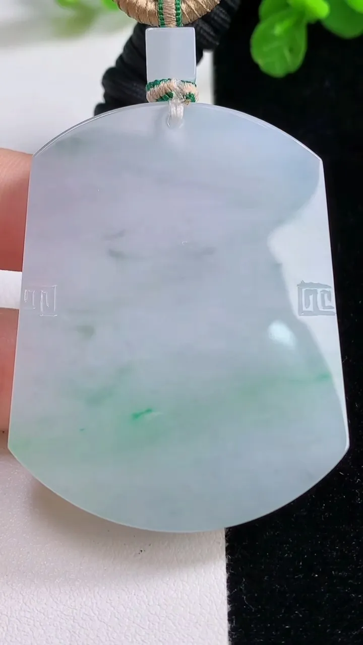 天然A货翡翠仿古无事牌吊坠，尺寸53.5-41.5-6，重量:43.90g
8月26日