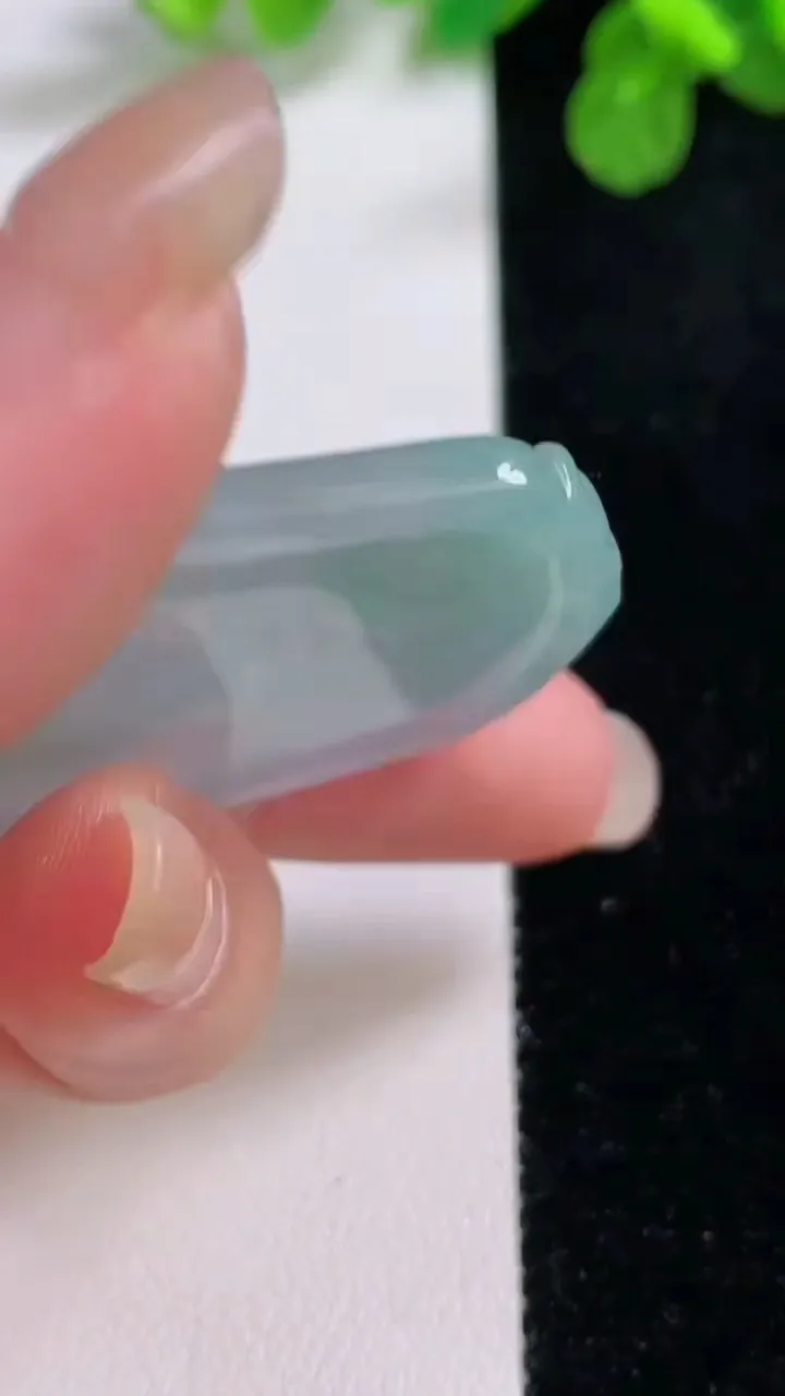 天然A货翡翠生肖鼠吊坠，尺寸39-33.3-4.8，重量:11.07g
8月26日