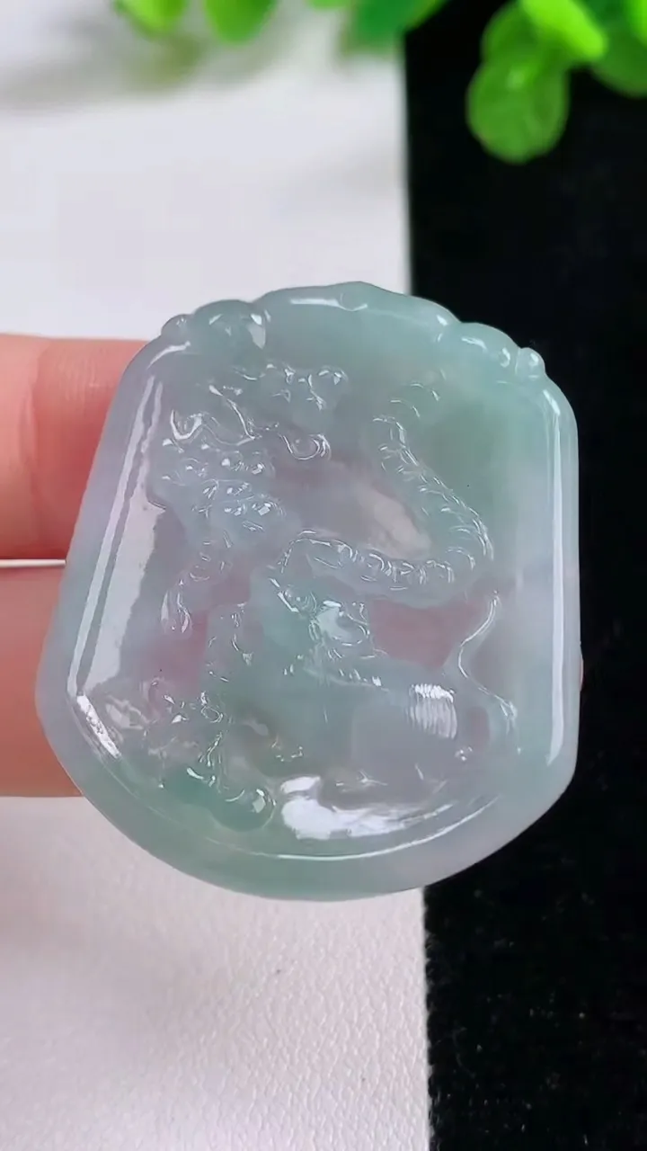 天然A货翡翠生肖鼠吊坠，尺寸39-33.3-4.8，重量:11.07g
8月26日