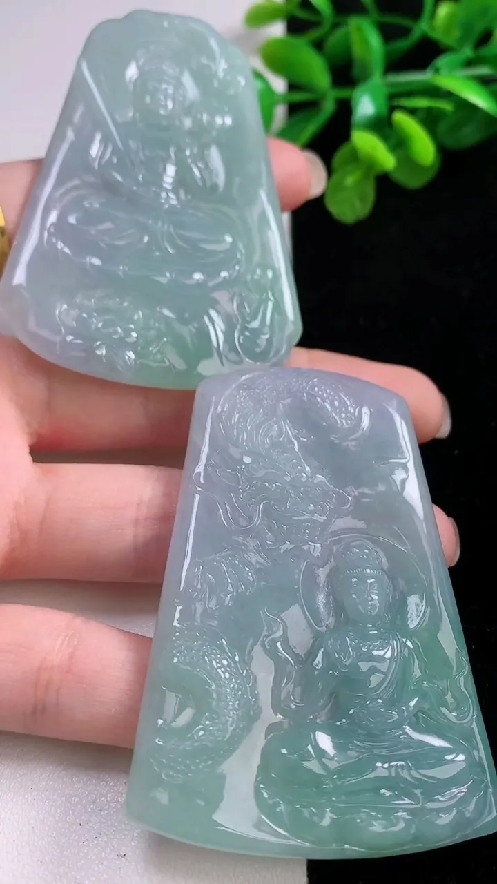 天然A货翡翠虚空藏观音菩萨吊坠一对，尺寸66.6-45.5-4.4，重量:58.91g
8月26日