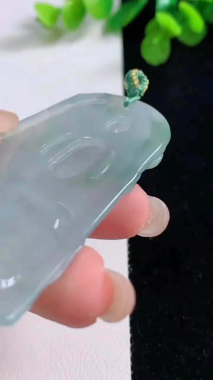 天然A货翡翠飘花虚空藏观音菩萨吊坠，尺寸60-41.8-5.2，重量:26.03g
8月26日