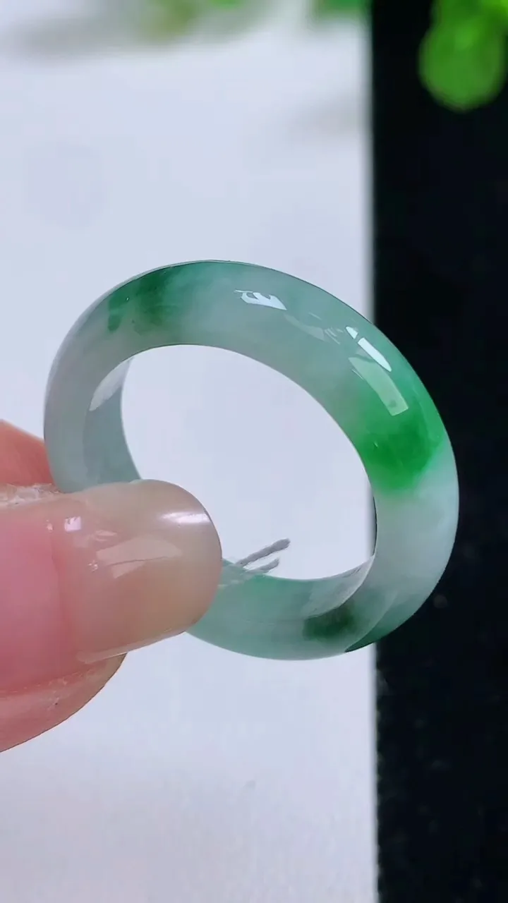天然A货翡翠戒指指环，尺寸20.4-6-3.8，重量:5.30g2025年8月26日
工厂直销收藏佳