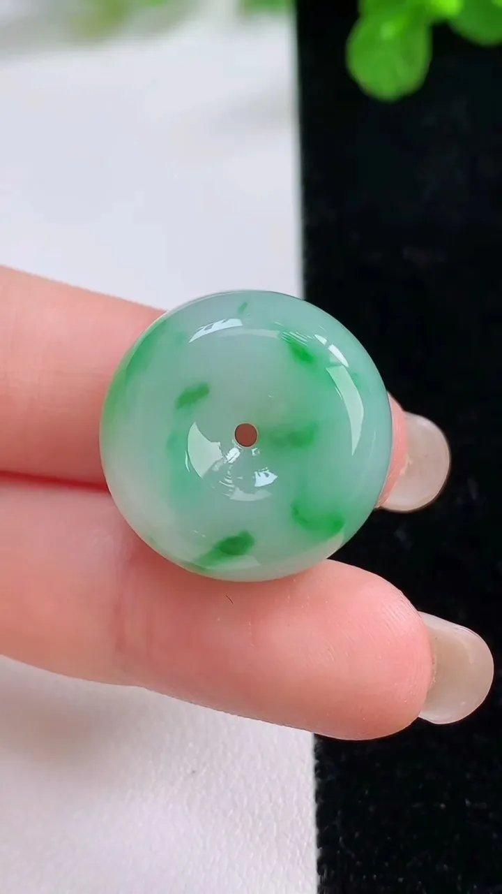 天然A货翡翠平安扣吊坠，尺寸21.6-11.7，重量:12.76g
8月26日