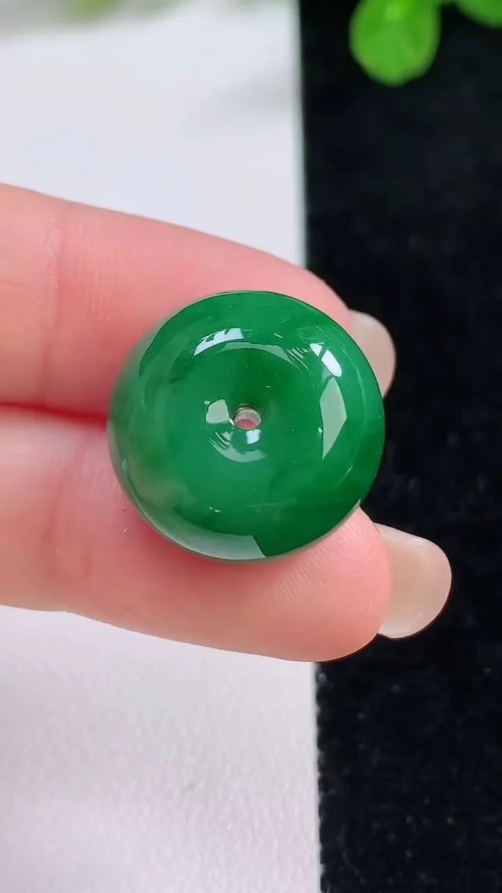 天然A货翡翠路路通吊坠，尺寸18.5-11.5，重量:8.15g
8月26日