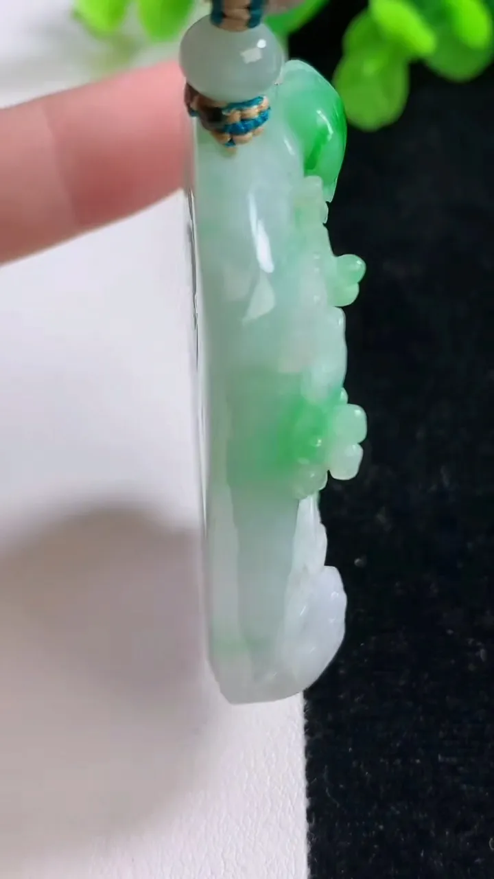 天然A货翡翠山水牌吊坠，尺寸56-39-10.7，重量:58.20g
8月26日