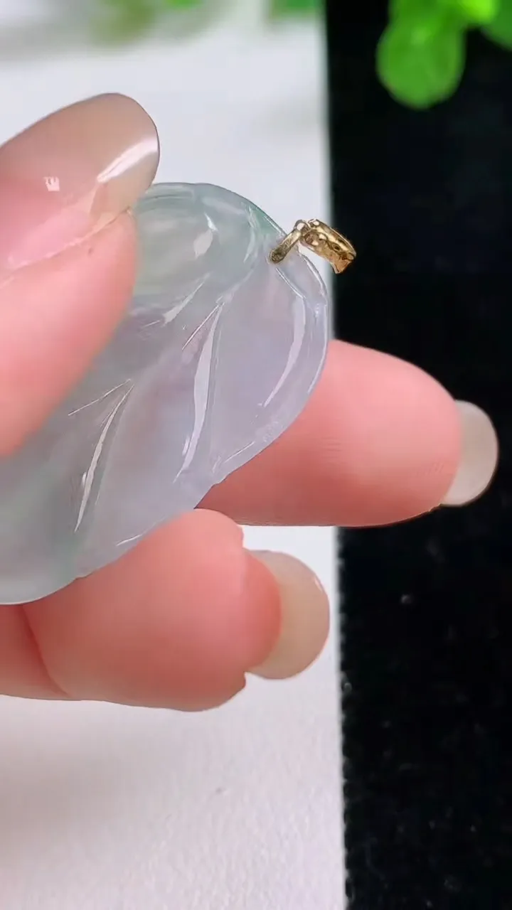 天然A货翡翠金枝玉叶 叶子吊坠，尺寸33-18.6-4，重量:8.36g
8月26日