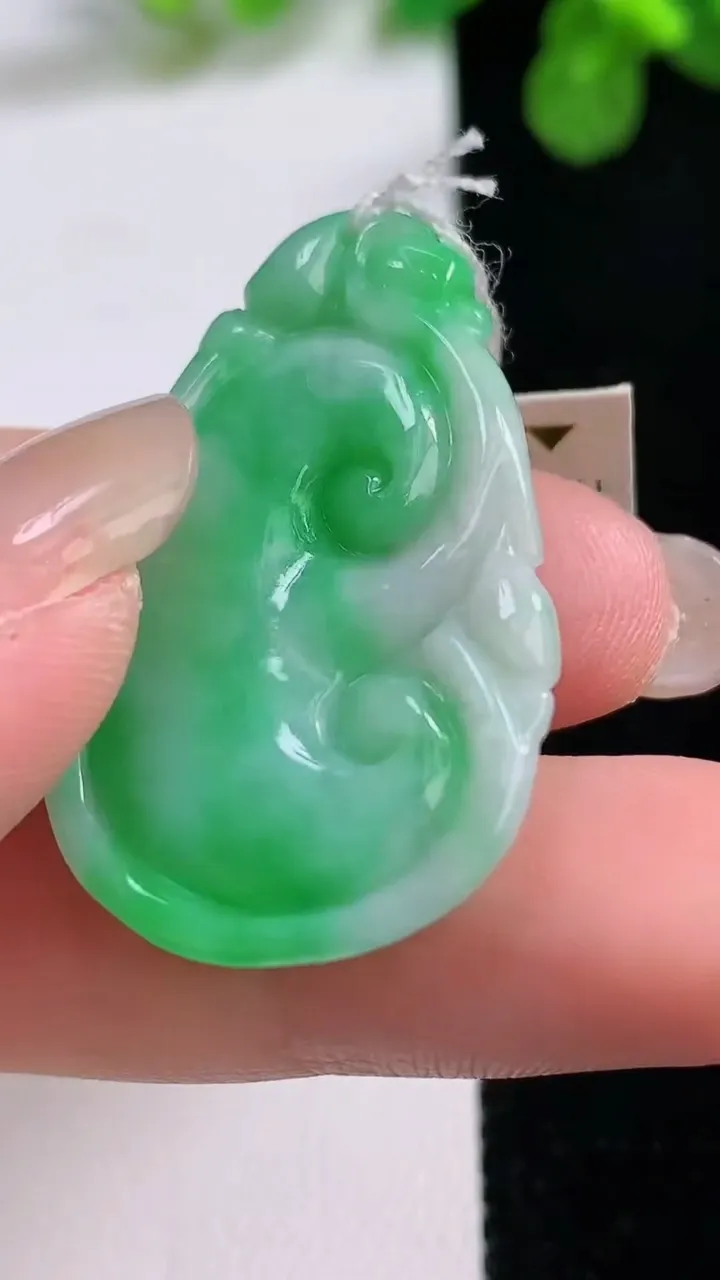 天然A货翡翠如意吊坠，尺寸36.2-22-6，重量:9.78g
8月26日