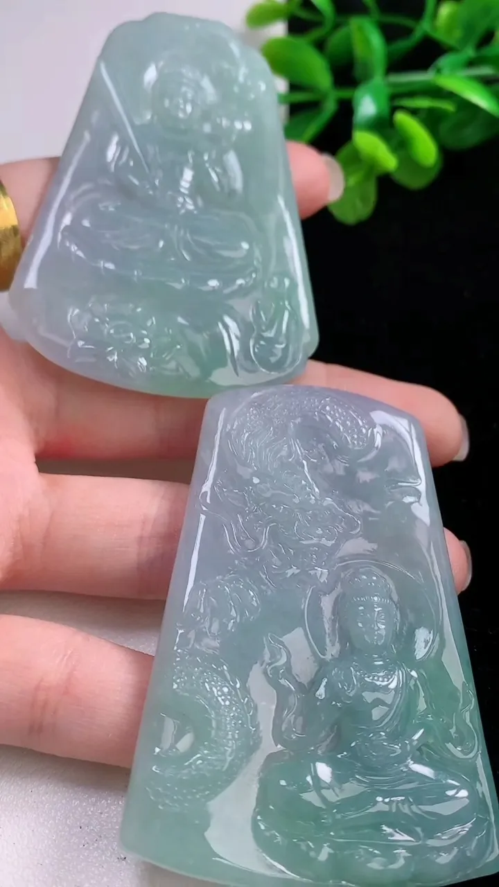 天然A货翡翠虚空藏观音菩萨吊坠一对，尺寸66.6-45.5-4.4，重量:58.91g
8月26日