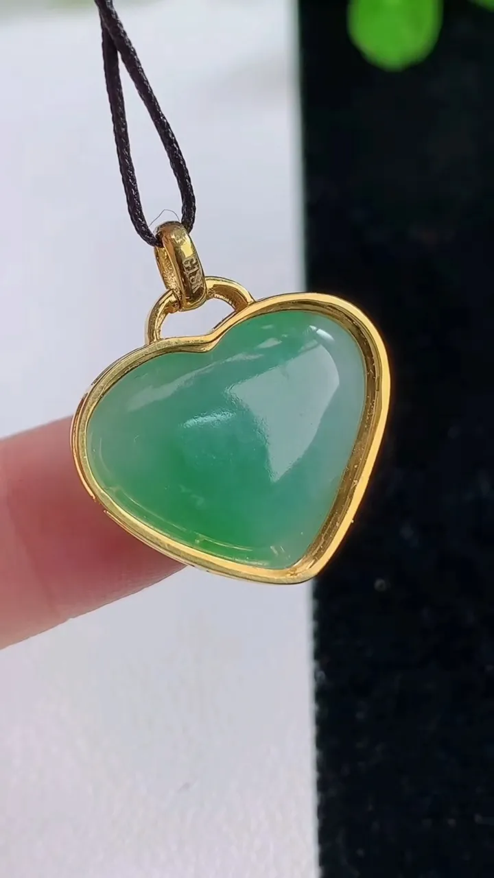 天然A货翡翠爱心吊坠，尺寸20-21-6，裸石16-19.3重量:3.56g
8月26日