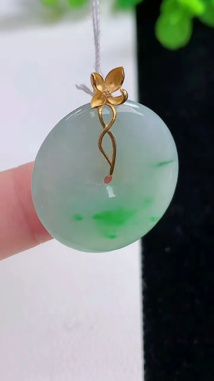 天然A货翡翠平安扣吊坠，尺寸24-3.6，重量:5.13g
8月26日