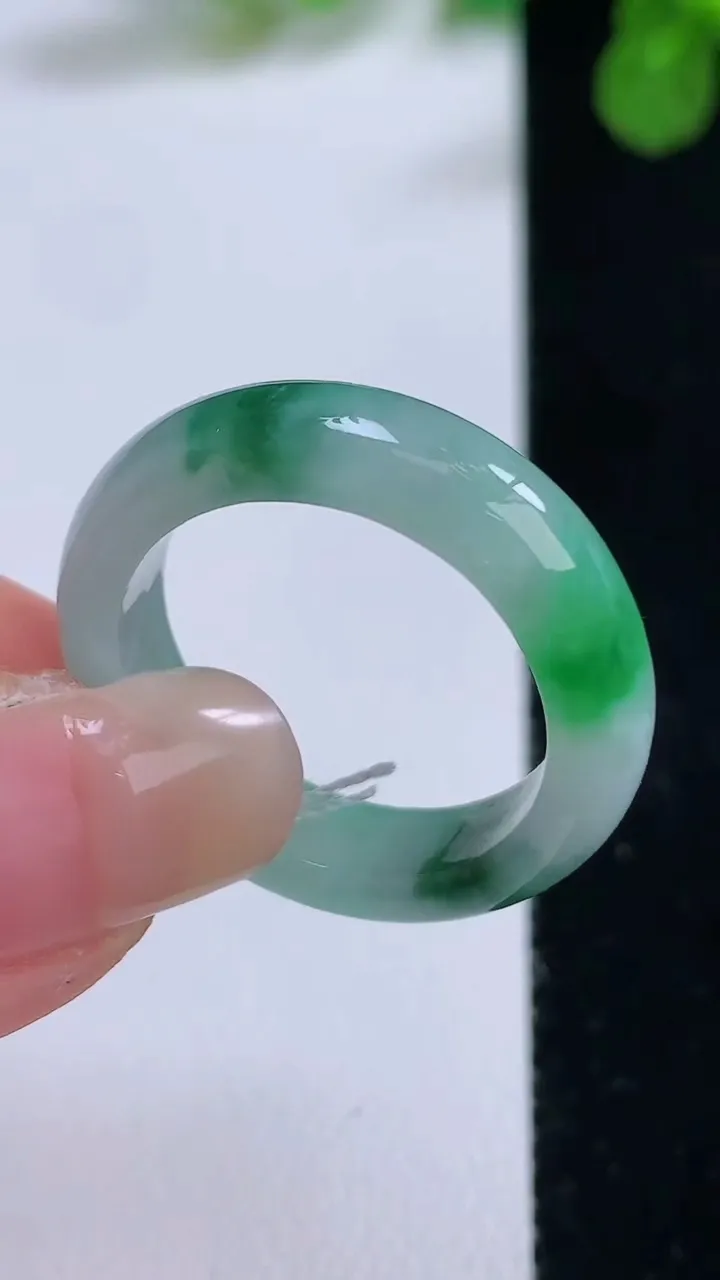 天然A货翡翠戒指指环，尺寸20.4-6-3.8，重量:5.30g2025年8月26日
工厂直销收藏佳品,种好水足，色泽均匀，有种有色，上手高大气！