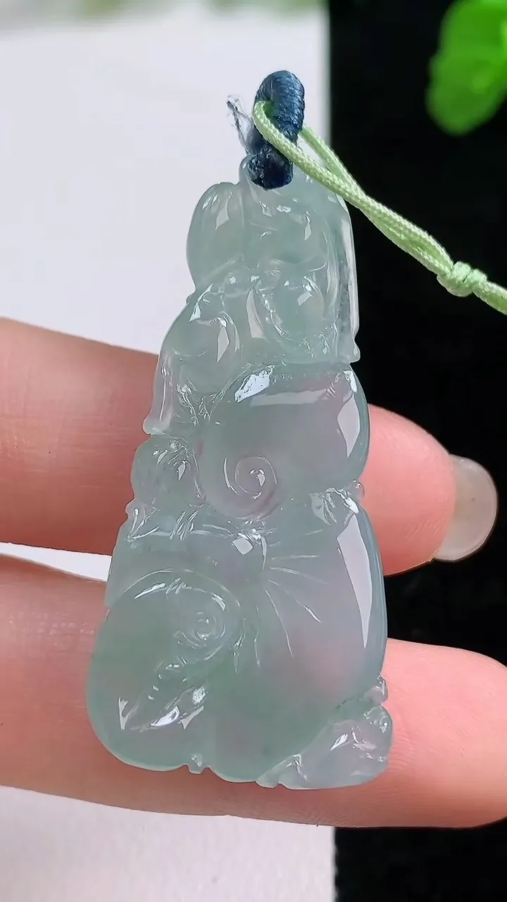 天然A货翡翠如意吊坠，尺寸44.4-20.5-5.2，重量:7.85g
8月26日