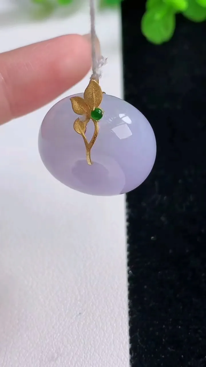 天然A货翡翠18k金紫罗兰平安扣吊坠，尺寸22.6-12.8，重量:14.31g
8月26日