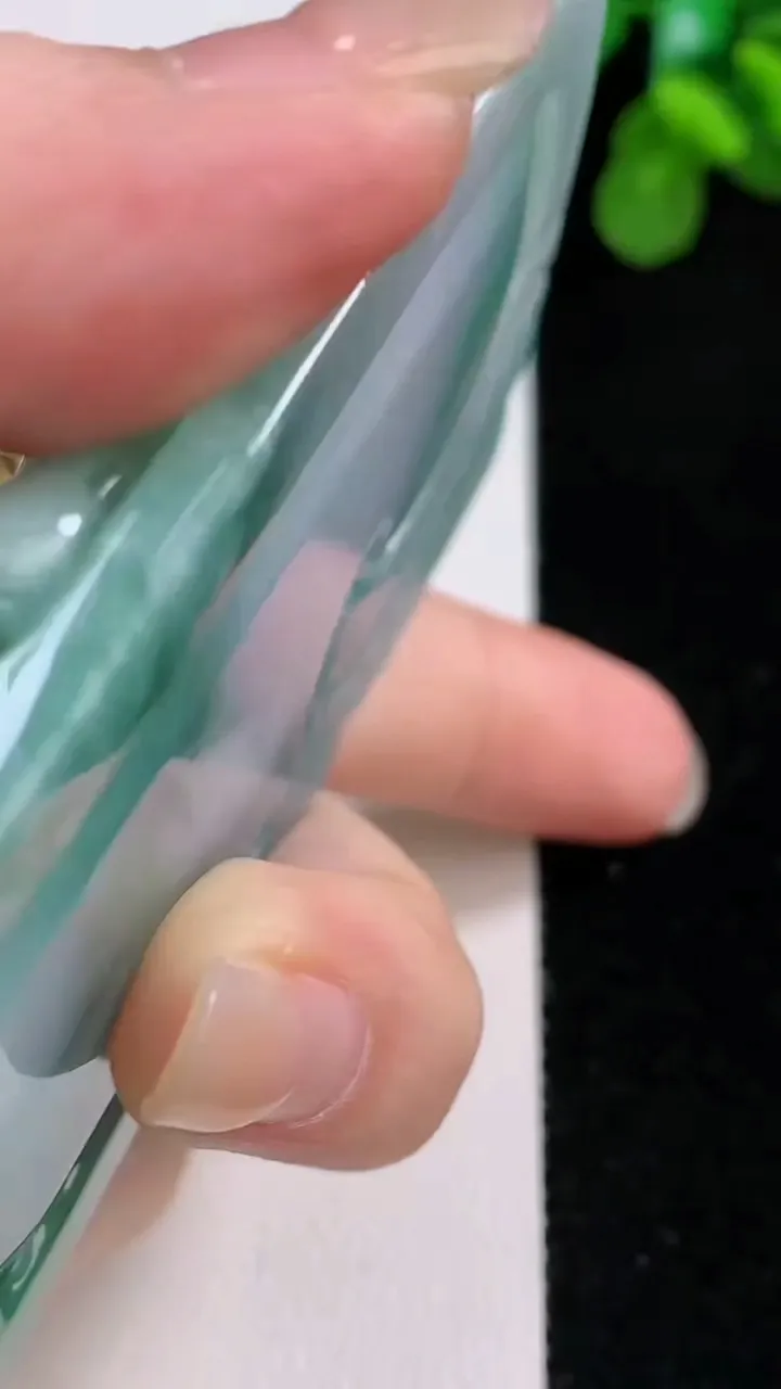 天然A货翡翠龙牌吊坠，尺寸79.2-46.2-14.3，重:98.95g
8月26日