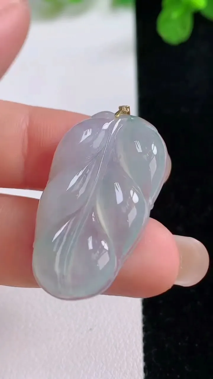 天然A货翡翠金枝玉叶 叶子吊坠，尺寸33-18.6-4，重量:8.36g
8月26日