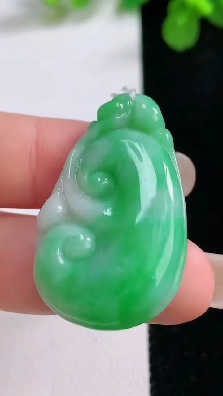 天然A货翡翠如意吊坠，尺寸36.2-22-6，重量:9.78g
8月26日