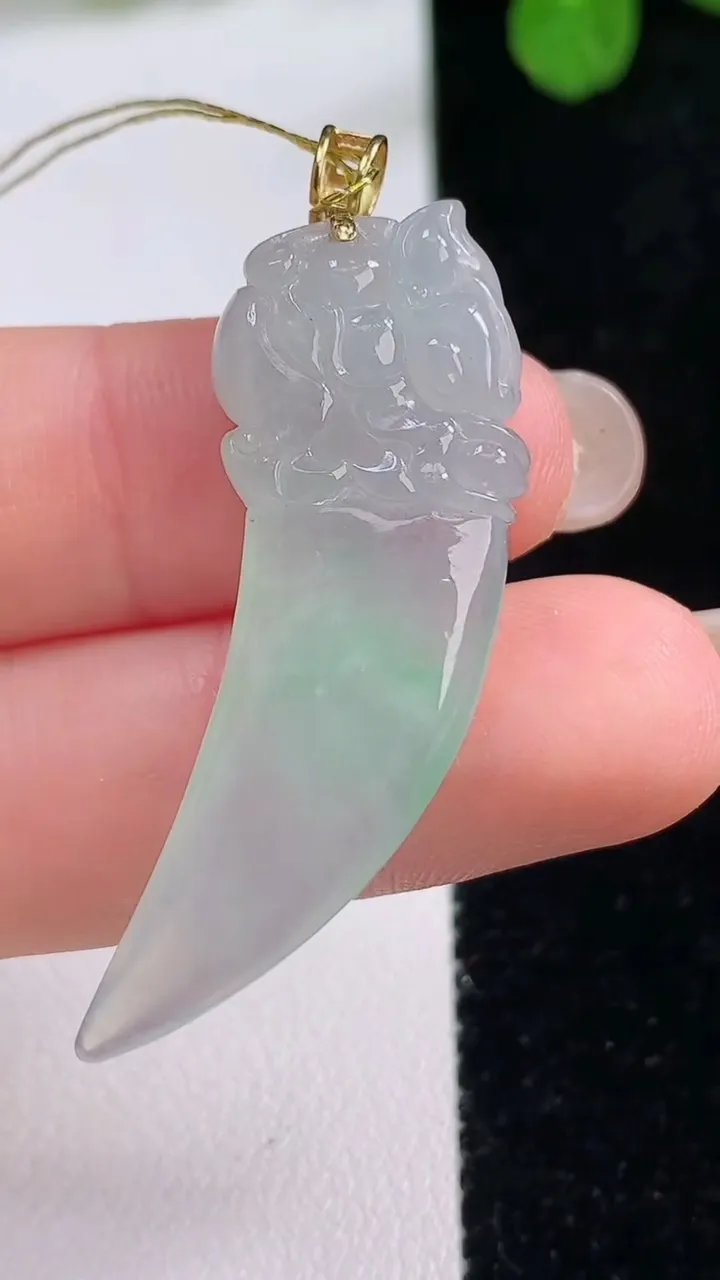 天然A货翡翠龙牙吊坠，尺寸41.7-12-5.2，重量:6.32g
8月26日