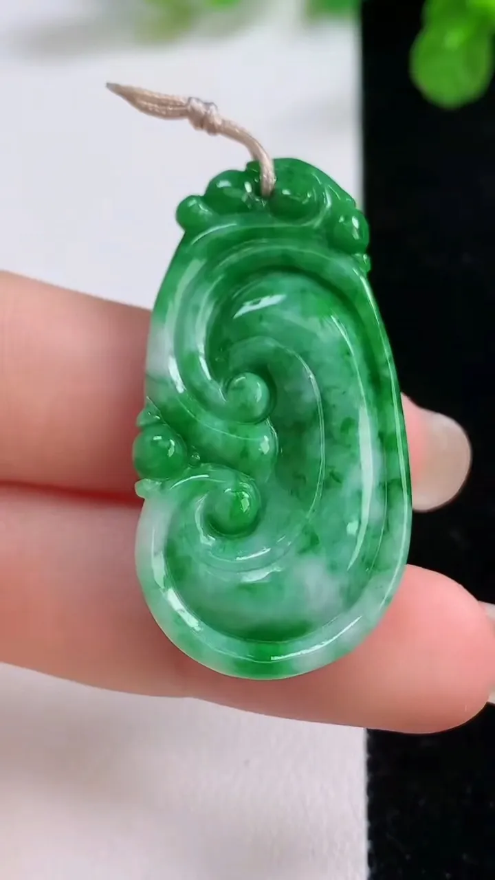 天然A货翡翠如意吊坠，尺寸40.4-20.7-5.2，重量:9.67g
8月26日