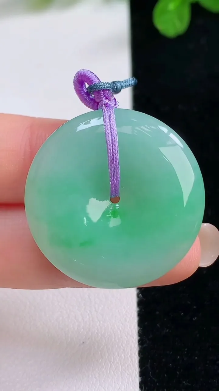 天然A货翡翠平安扣吊坠，尺寸28.8-5，重量:9.05g
8月26日