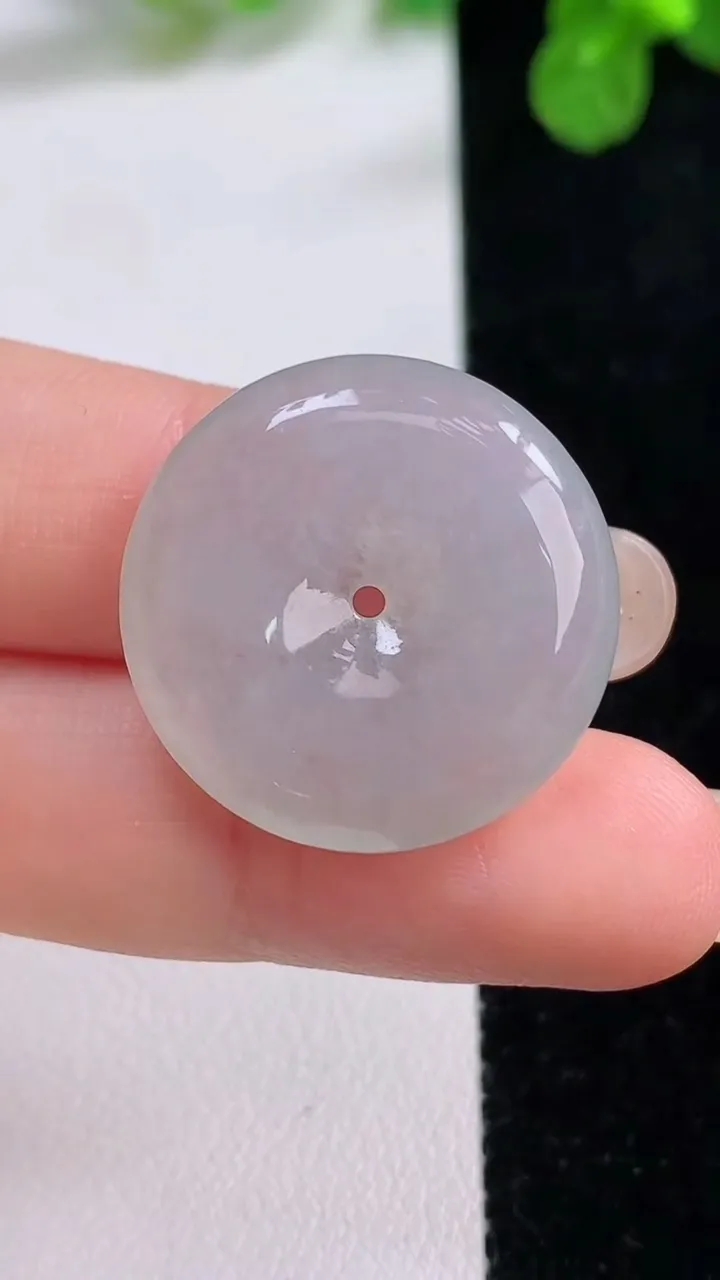 天然A货翡翠平安扣吊坠，尺寸24.2-5.2，重量:6.59g
8月26日