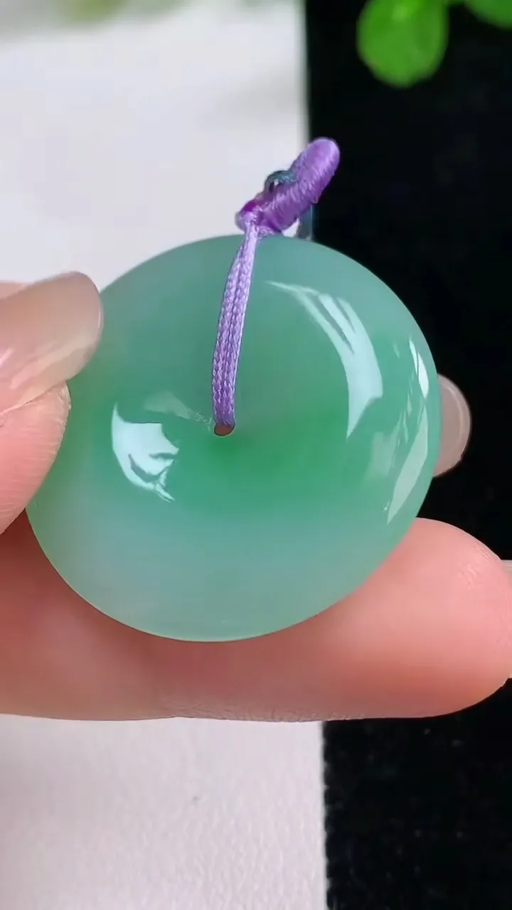 天然A货翡翠平安扣吊坠，尺寸28.8-5，重量:9.05g
8月26日