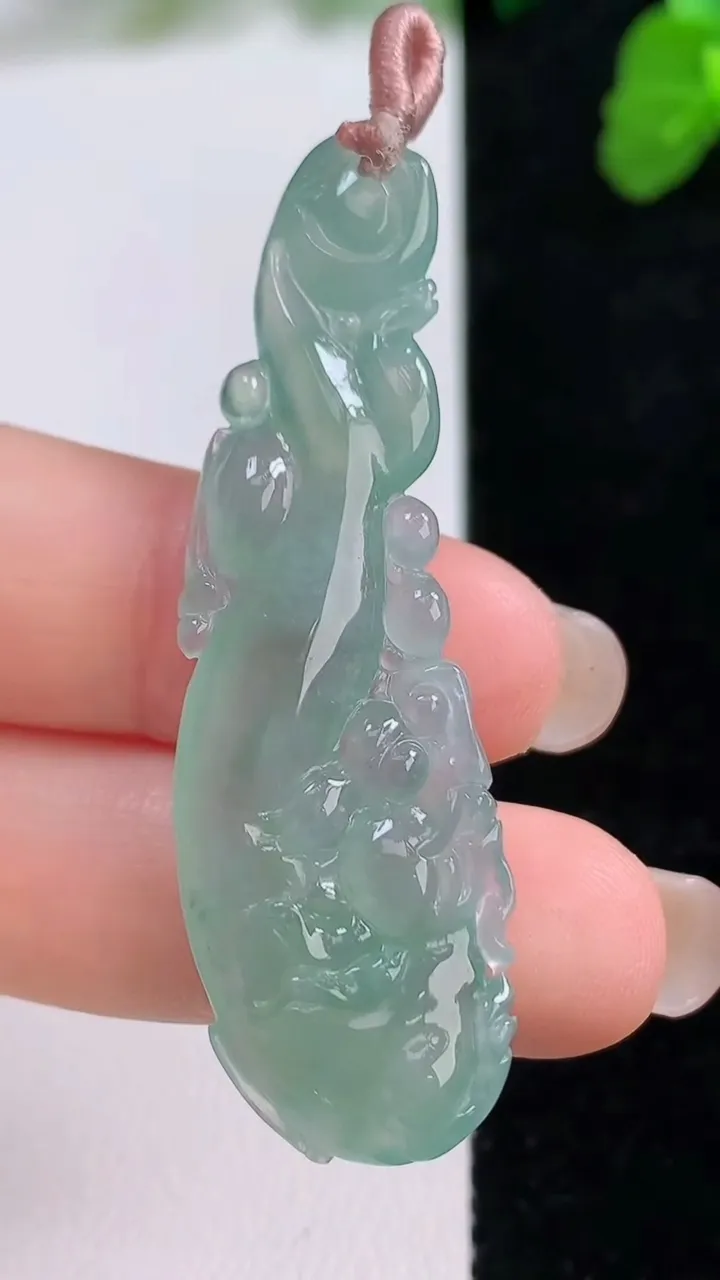 天然A货翡翠如意吊坠，尺寸53.2-16.4-5.2，重量:7.95g
8月26日