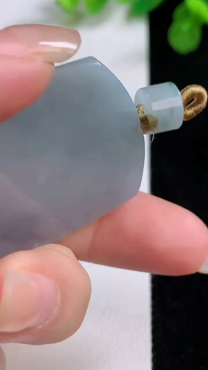 天然A货翡翠紫罗兰复古龙牌吊坠，尺寸45-33.5-5.3，重量:22.36g
8月26日