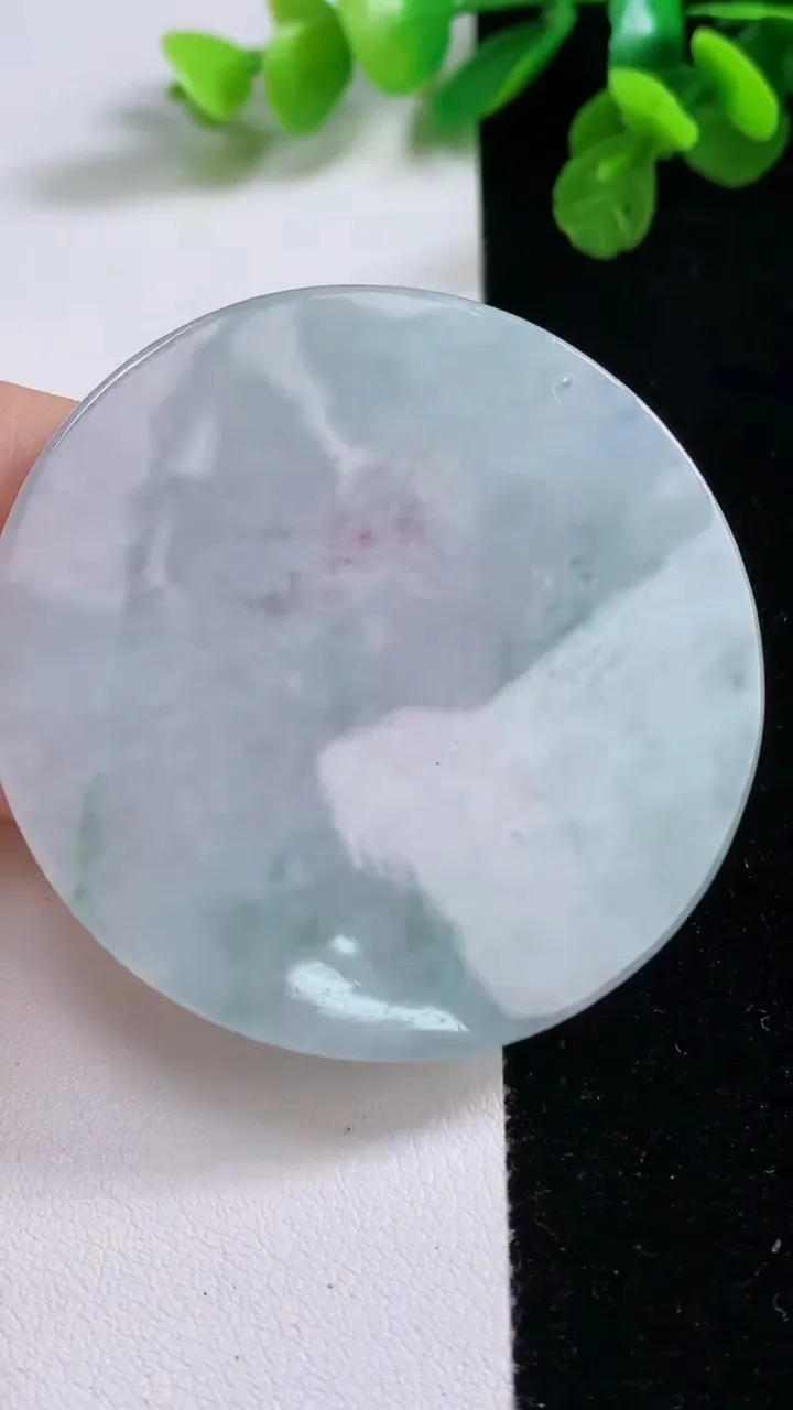 天然A货翡翠飘花大日如来吊坠，尺寸53.3-5.3，重量:31.54g
8月26日