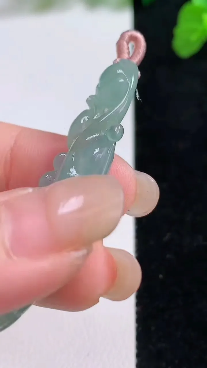 天然A货翡翠如意吊坠，尺寸53.2-16.4-5.2，重量:7.95g
8月26日