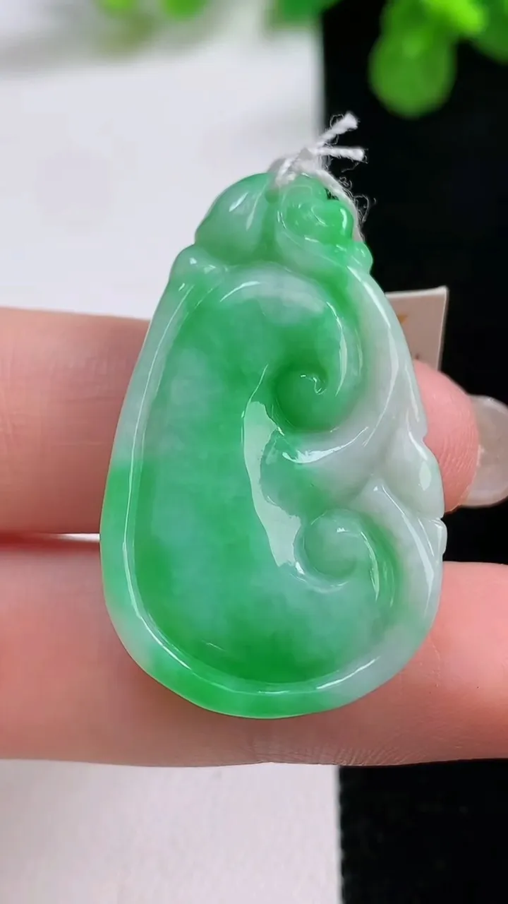 天然A货翡翠如意吊坠，尺寸36.2-22-6，重量:9.78g
8月26日