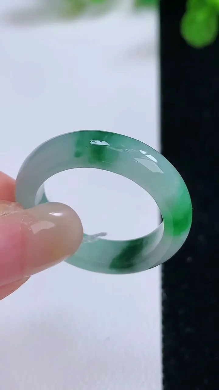 天然A货翡翠戒指指环，尺寸20.4-6-3.8，重量:5.30g2025年8月26日
工厂直销收藏佳品,种好水足，色泽均匀，有种有色，上手高大气！