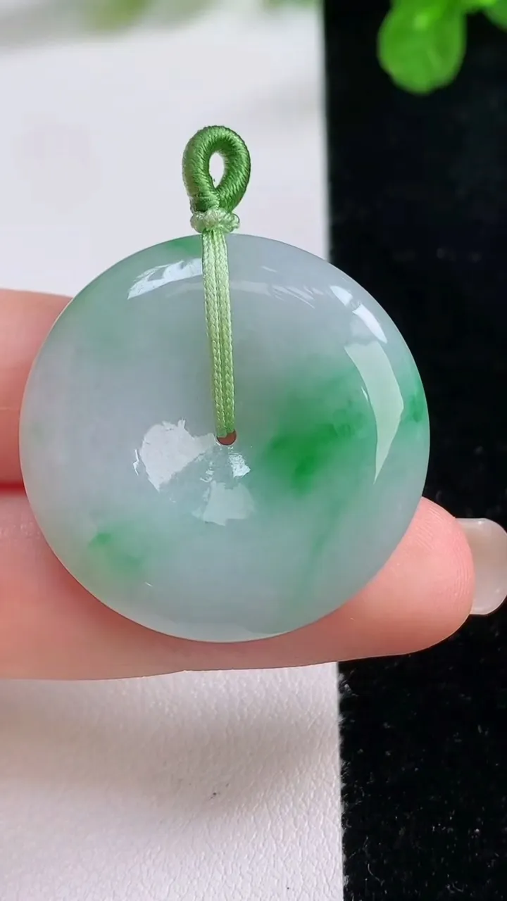 天然A货翡翠平安扣吊坠，尺寸30.6-5.8，重量:12.04g
8月26日