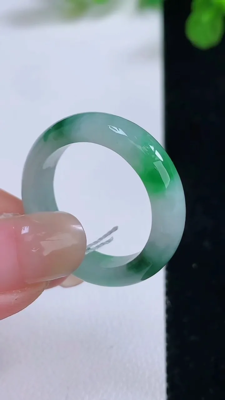 天然A货翡翠戒指指环，尺寸20.4-6-3.8，重量:5.30g2025年8月26日
工厂直销收藏佳品,种好水足，色泽均匀，有种有色，上手高大气！