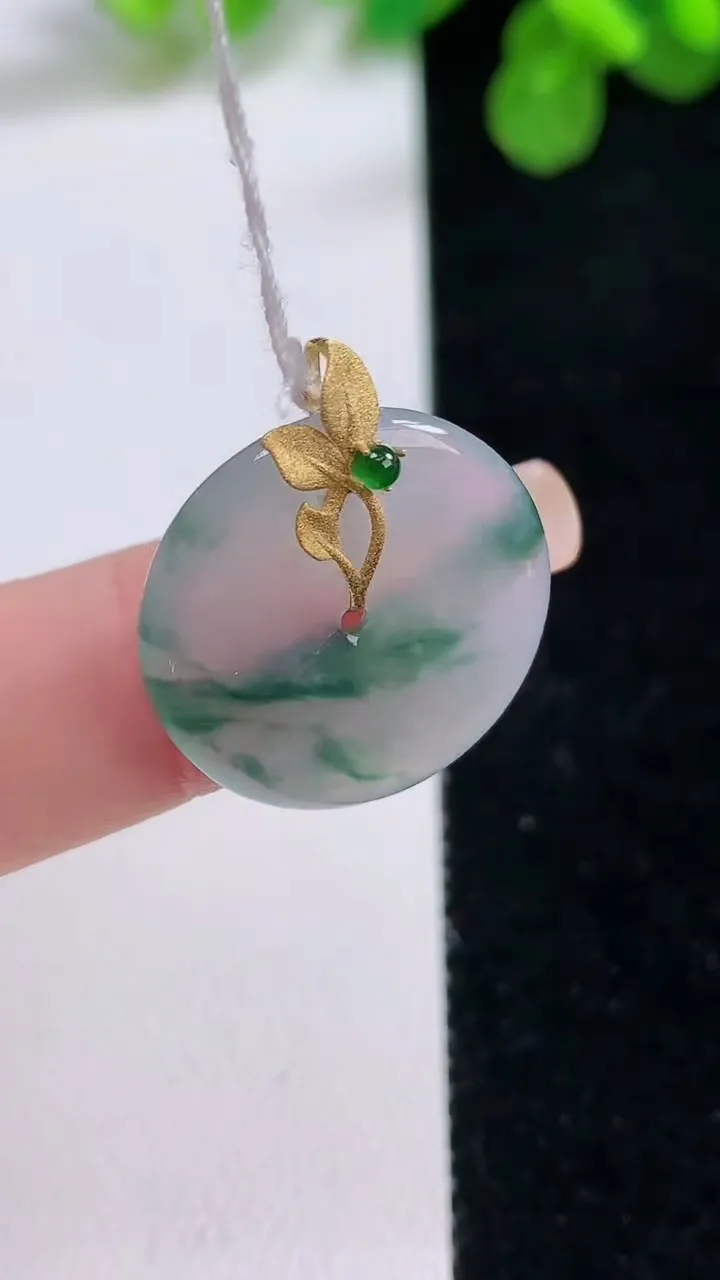 天然A货翡翠种飘花平安扣吊坠，尺寸20.5-3.3，重量:3.52g
8月26日