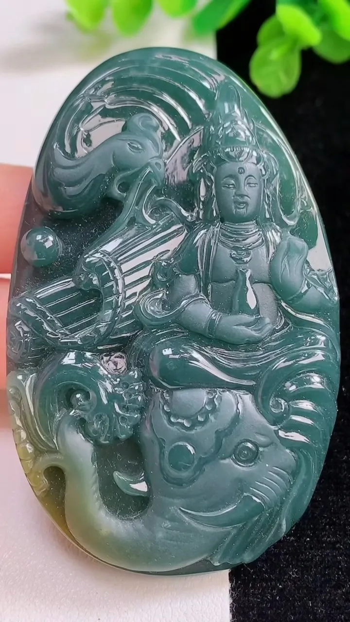 天然A货翡翠蓝水双彩普贤菩萨吊坠，尺寸73-45-11，重量:70.27g
8月26日